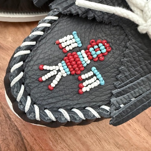 Minnetonka Moccasins dark blue Leather Beaded Bird Fringe Moccasin Shoes Size 10 - Picture 7 of 9